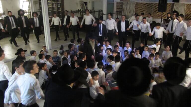 הגאון רבי יוסף אביטל שר עם ילדי קהילת נחלת יוסף אופקים
