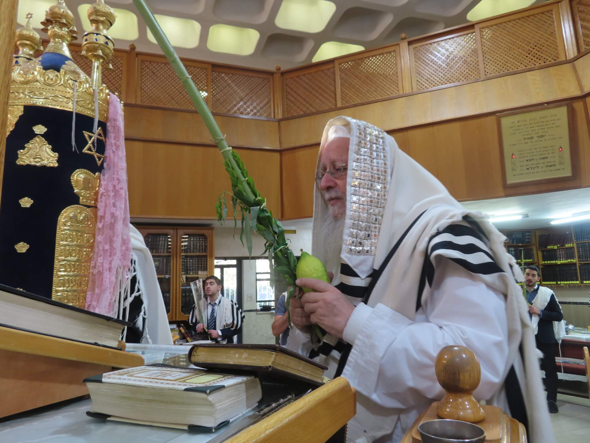 מרן הגאב"ד הגאון הגדול רבי שלמה ידידיה זעפראני שליט"א בתפילת שחרית בהושענא רבא