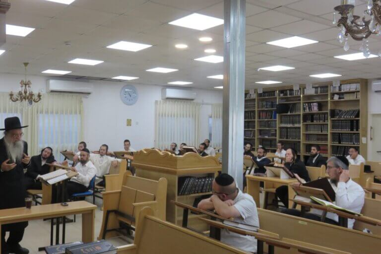 הגאון רבי נתן בן סניור בשיעור בכולל 'תא שמע'